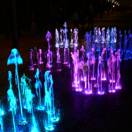 Gaismas dinamiskā sausā strūklaka pie „Dzintara” koncertzāles Jūrmalā / 2009. gads