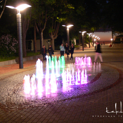 Gaismas dinamiskā sausā strūklaka pie „Dzintara” koncertzāles Jūrmalā / 2009. gads