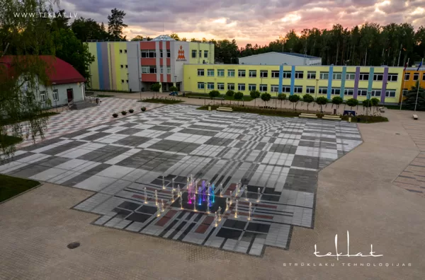 Sausā strūklaka Ikšķiles pilsētas centra laukumā / 2020. gads