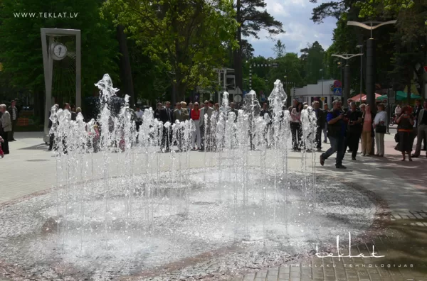 Gaismas dinamiskā sausā strūklaka pie „Dzintara” koncertzāles Jūrmalā / 2009. gads