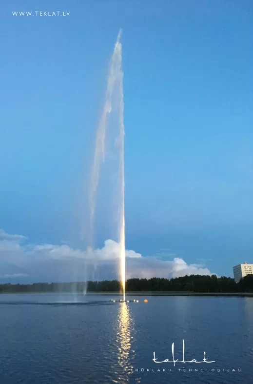 Peldošā strūklaka Lielā Stropu ezerā, Daugavpils / 2020. gads